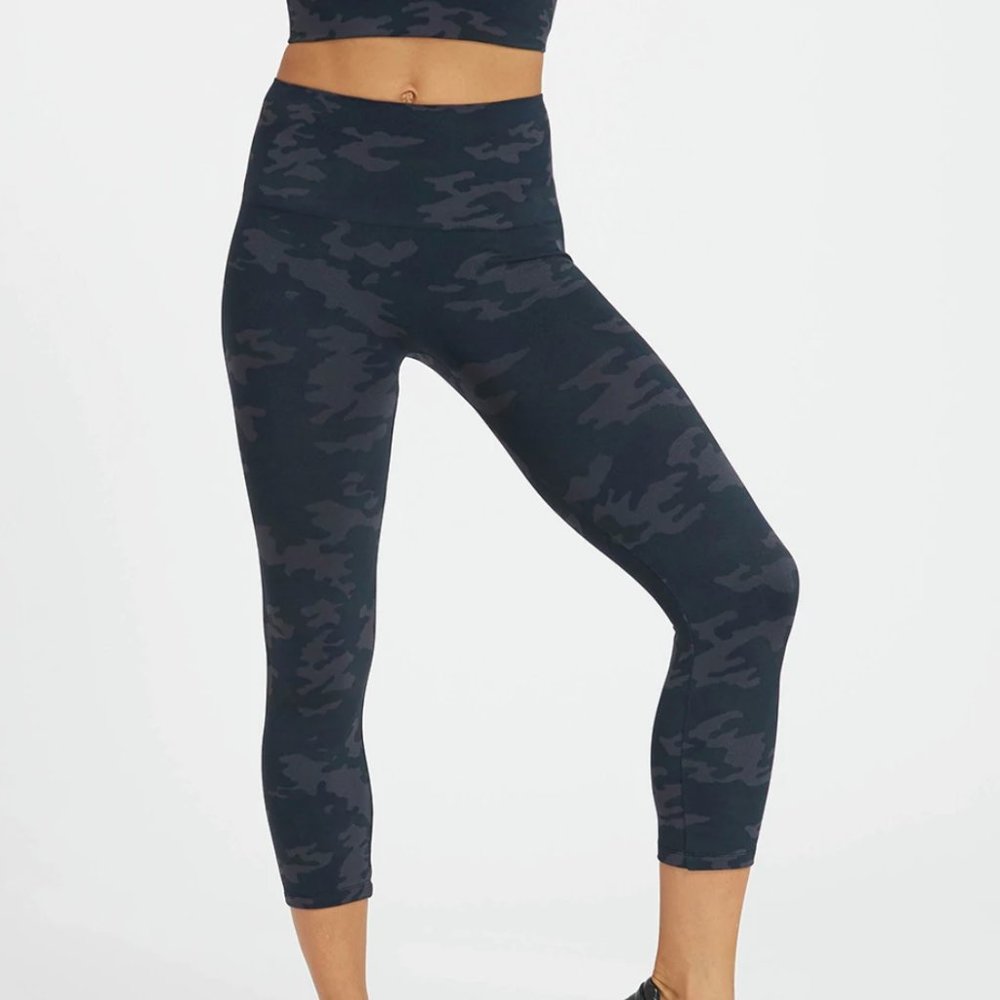 SPANX Large Look at Me Now Seamless Cropped Black Camo Leggings